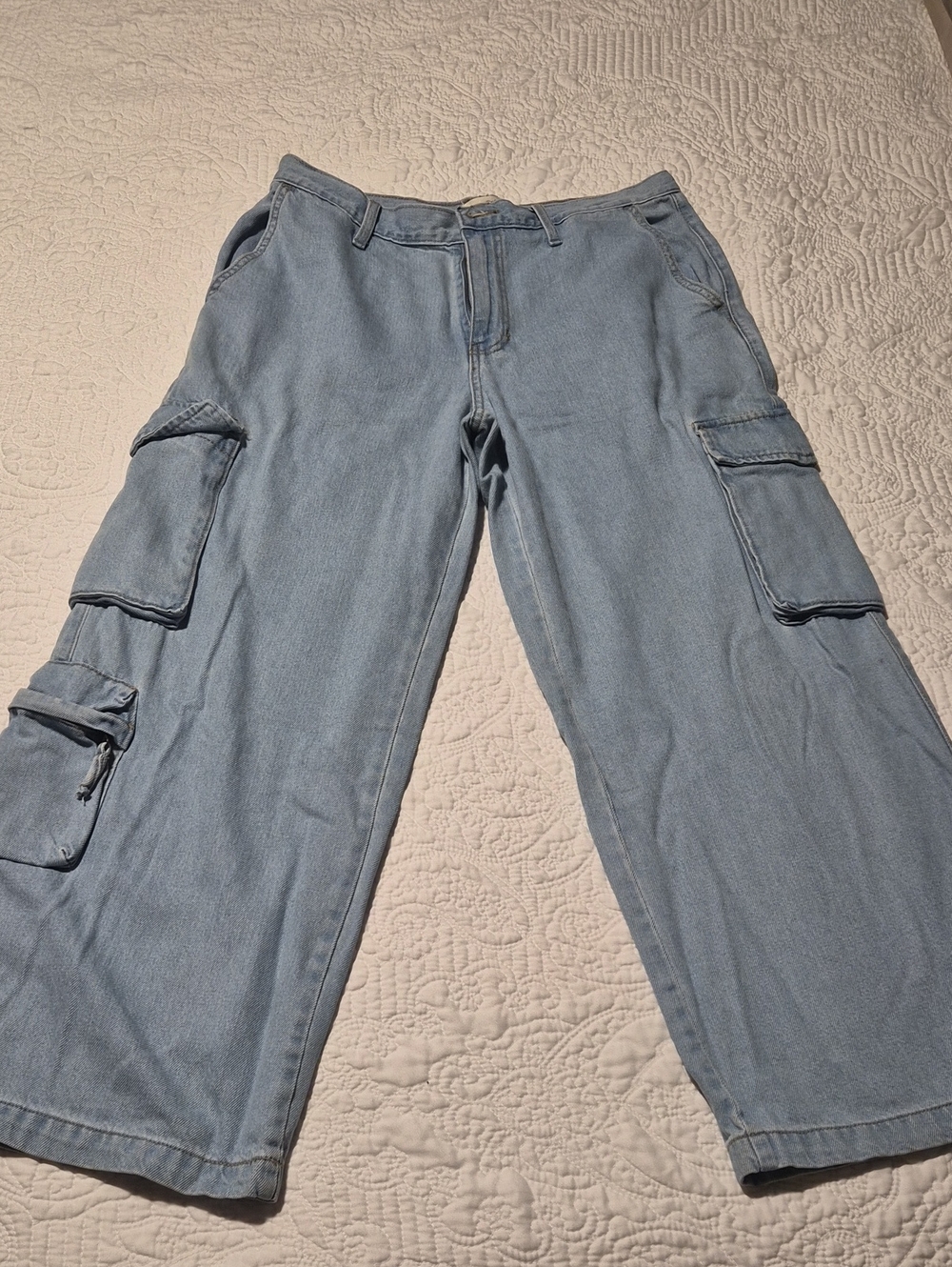 Universal Thread Light Blue Wide-Leg Cargo Jeans